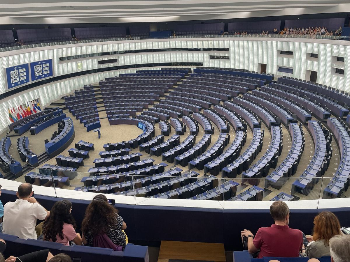 Blick in den halbrunden Plenarsaal des Europäischen Parlaments in Straßburg