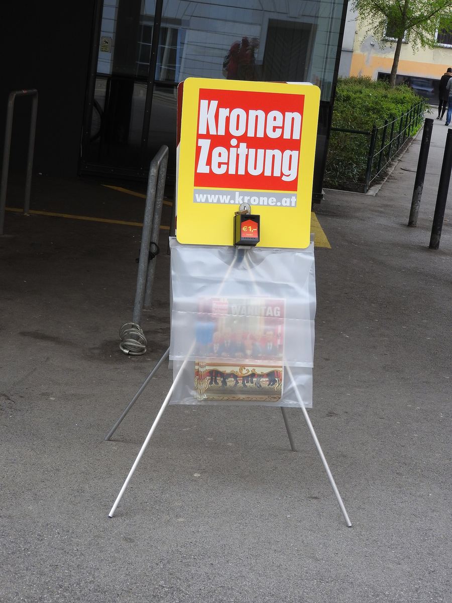 Zeitungsverkaufsständer einer österreichischen Tageszeitung auf einem Gehweg